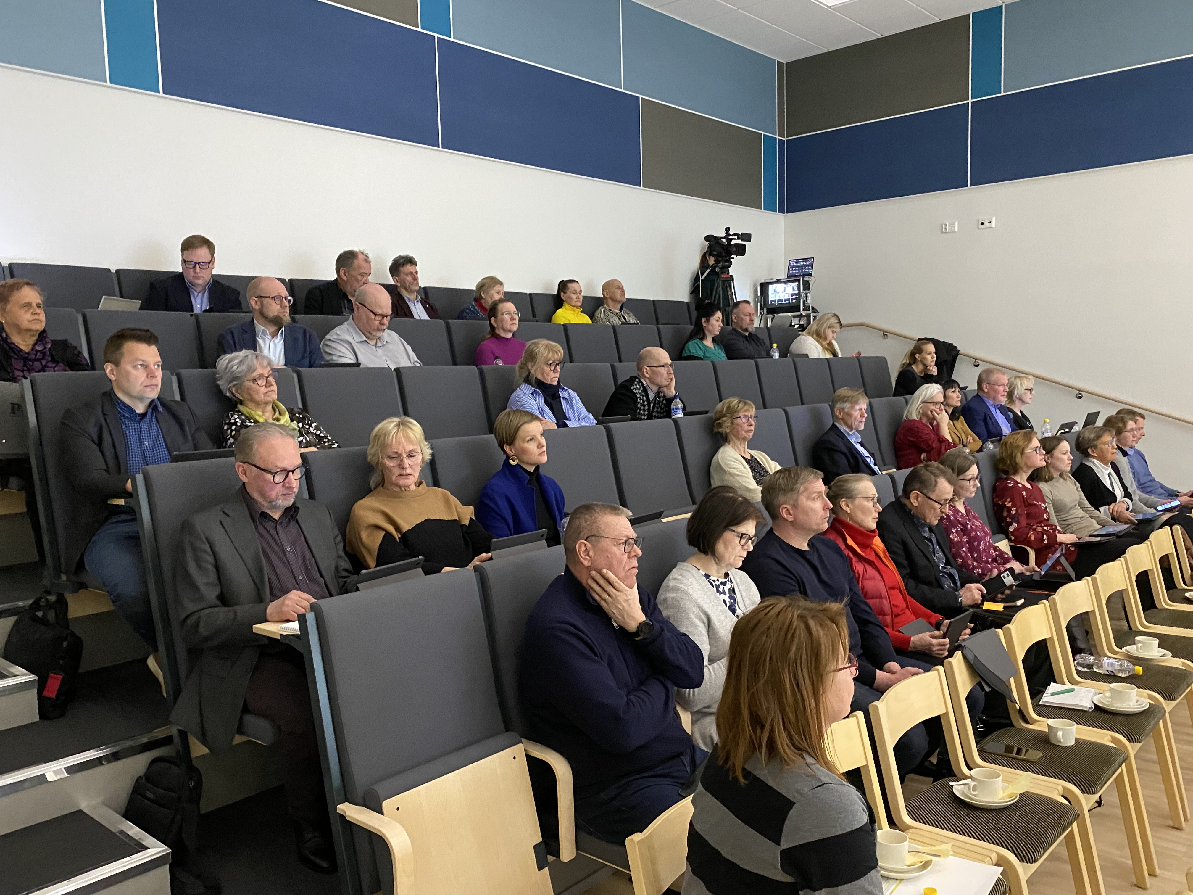 Aluevaltuutettuja kokouksessa 28.3.2023.