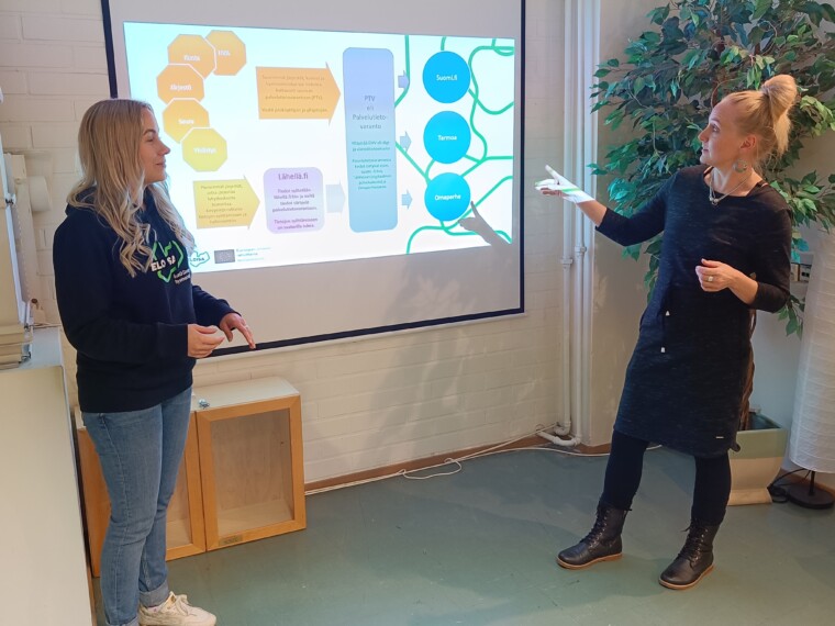 Kuvassa Eloisan työntekijät Anni Pietarinen ja Laura Kälviäinen puhumassa alueen järjestöille uudesta Tarmoa -digipalvelusta sekä sähköisestä perhekeskuksesta.