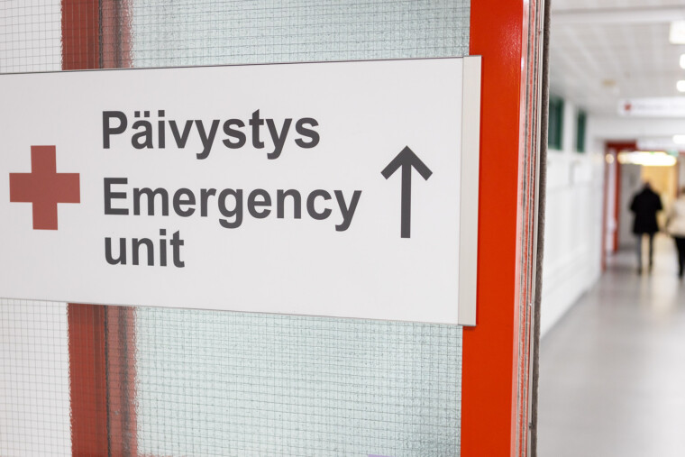 Kyltti sairaalan seinällä jossa teksti Päivystys Emergency Unit