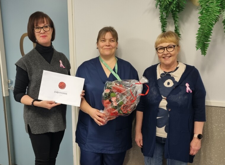 Kuvassa Eloisan sairaanhoitaja Laura Räisäselle ojennetaan Saimaan Syöpäyhdistyksen palkinto.