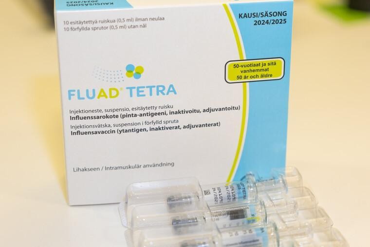 influenssarokotteiden pahvipakkaus, jossa teksti Fluad Tetra, 50-vuotiaat ja sitä vanhemmat