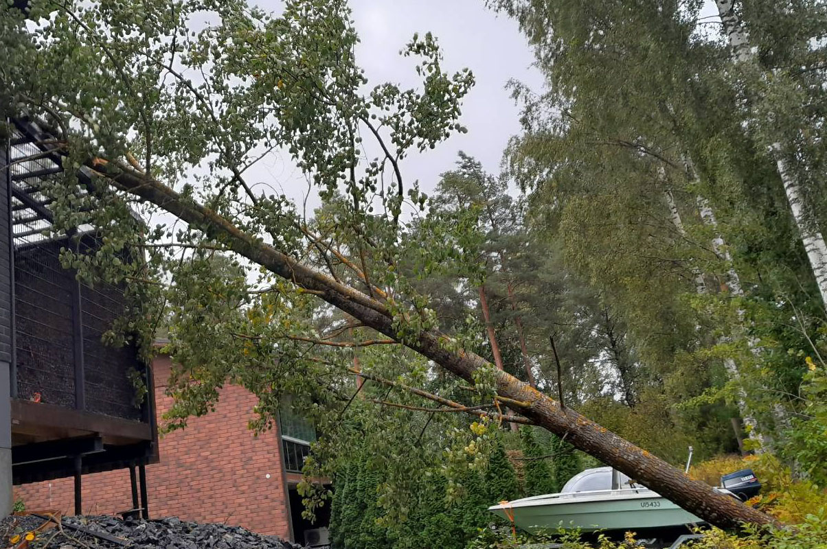 Kaatunut puu nojaa asuinrakennuksen kattoon