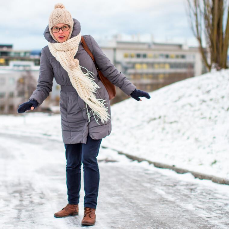 Henkilö jäisellä kävelytiellä