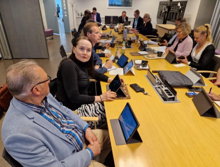 Aluehallitus aloittelee kokousta