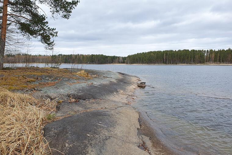 Saimaan rantaa. Kalliossa näkyy aiemmin korkeammalla ollut vesiraja.