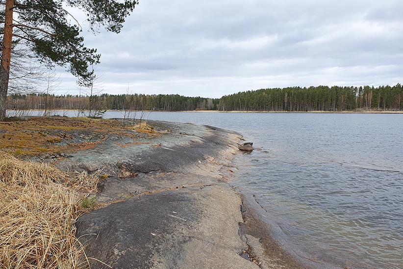 Saimaan rantaa. Kalliossa näkyy aiemmin korkeammalla ollut vesiraja.