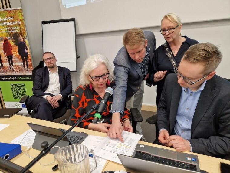 Luottamushenkilöiden nimilistoja tarkistetaan.
