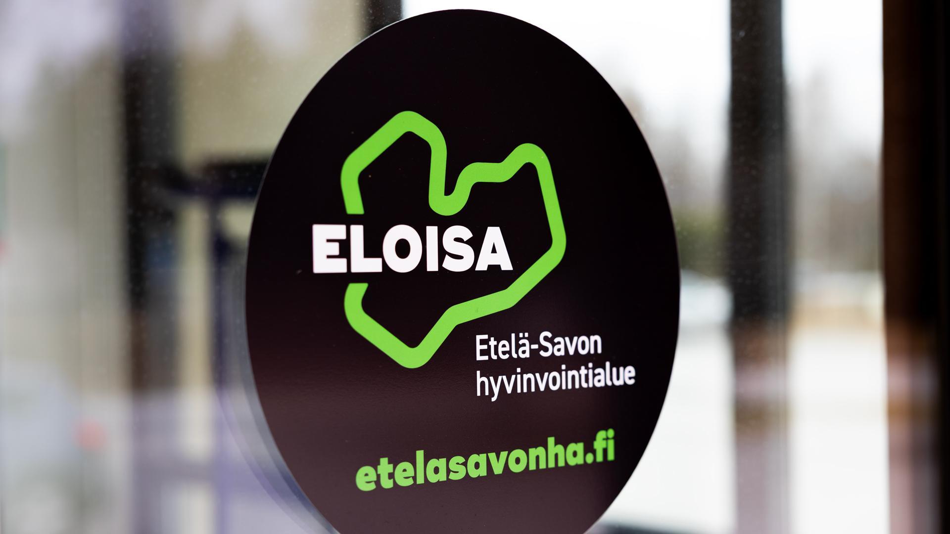 Sosiaali- ja terveysaseman lasiovi, jossa tarrana Eloisan logo