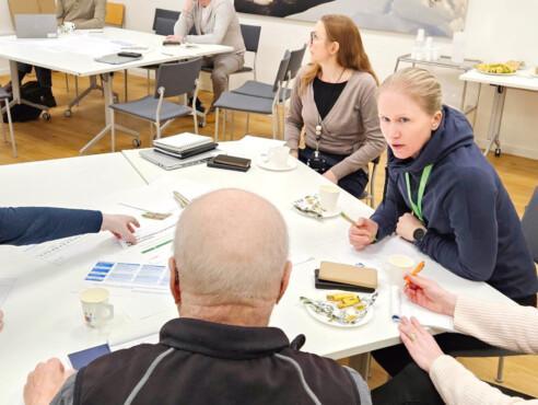 Kuvituskuva, muistipalvelupolku-hanke, kehittämistiimi työpajassa. Etualalla Maija Laukniemi.