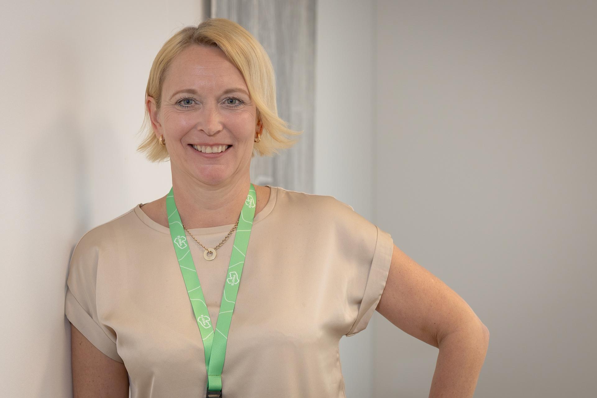 johtajaylihoitaja anne kantanen kaulassaan vihreä eloisan avainnauha