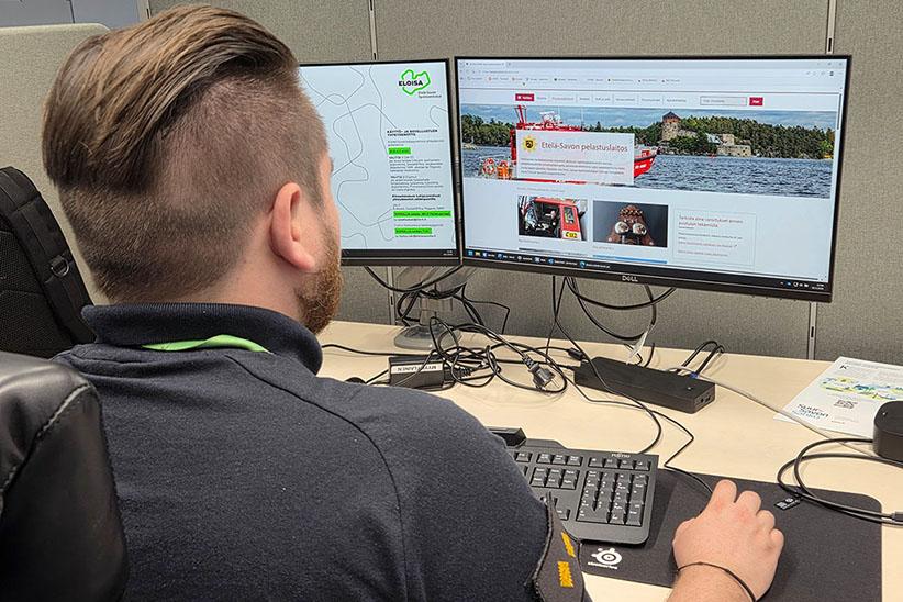 Kuvituskuva: Palomestari Joona selailemassa Etelä-Savon pelastuslaitoksen nettisivuja.