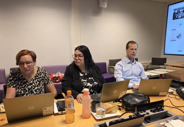 Liisa Pulliainen, Marjaana Huhtinen ja Oskari Valtola keskittyvät kokouksen aloittamiseen.