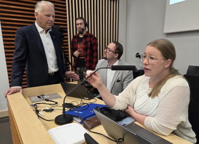 Jari Leppä, Santeri Seppälä ja Anna-Kristiina Mikkonen aloittavat kokousta.