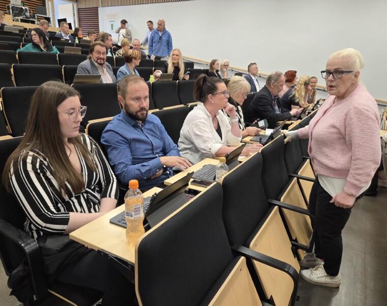 Eija Stenberg keskustelee muiden aluevaltuutettujen kanssa.