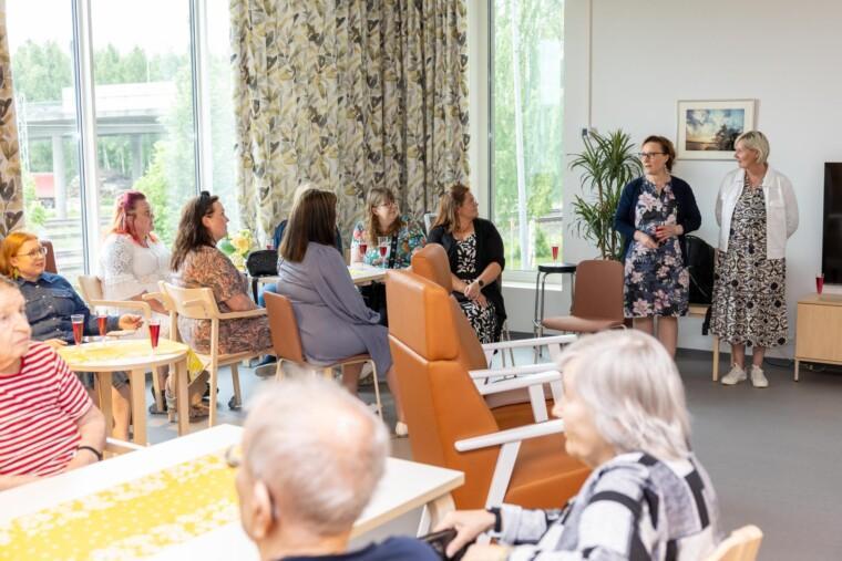 Palvelutalo Mannerhelmi avaijaiset, puhujina Niina Kaukonen ja Tiina Väisänen