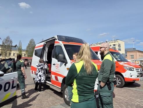 Kuvituskuvassa Eloisan ensihoitajia yleisötapahtumassa.