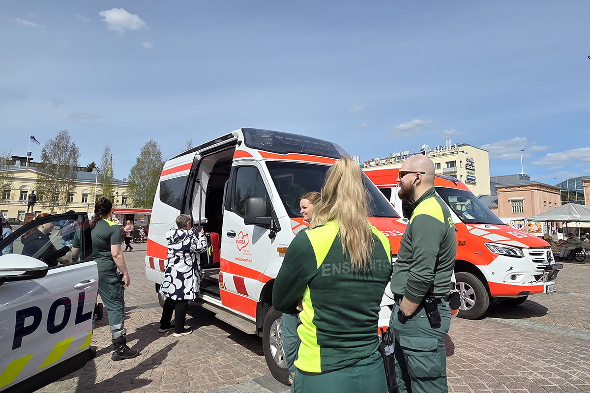 Kuvituskuvassa Eloisan ensihoitajia yleisötapahtumassa.