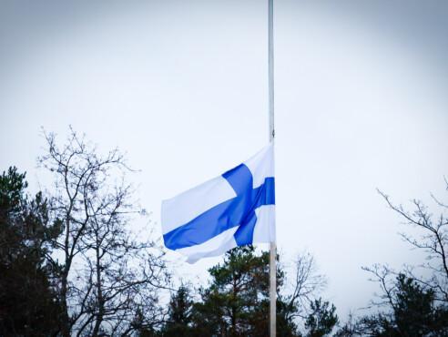 Suomenlippu puolitangossa.
