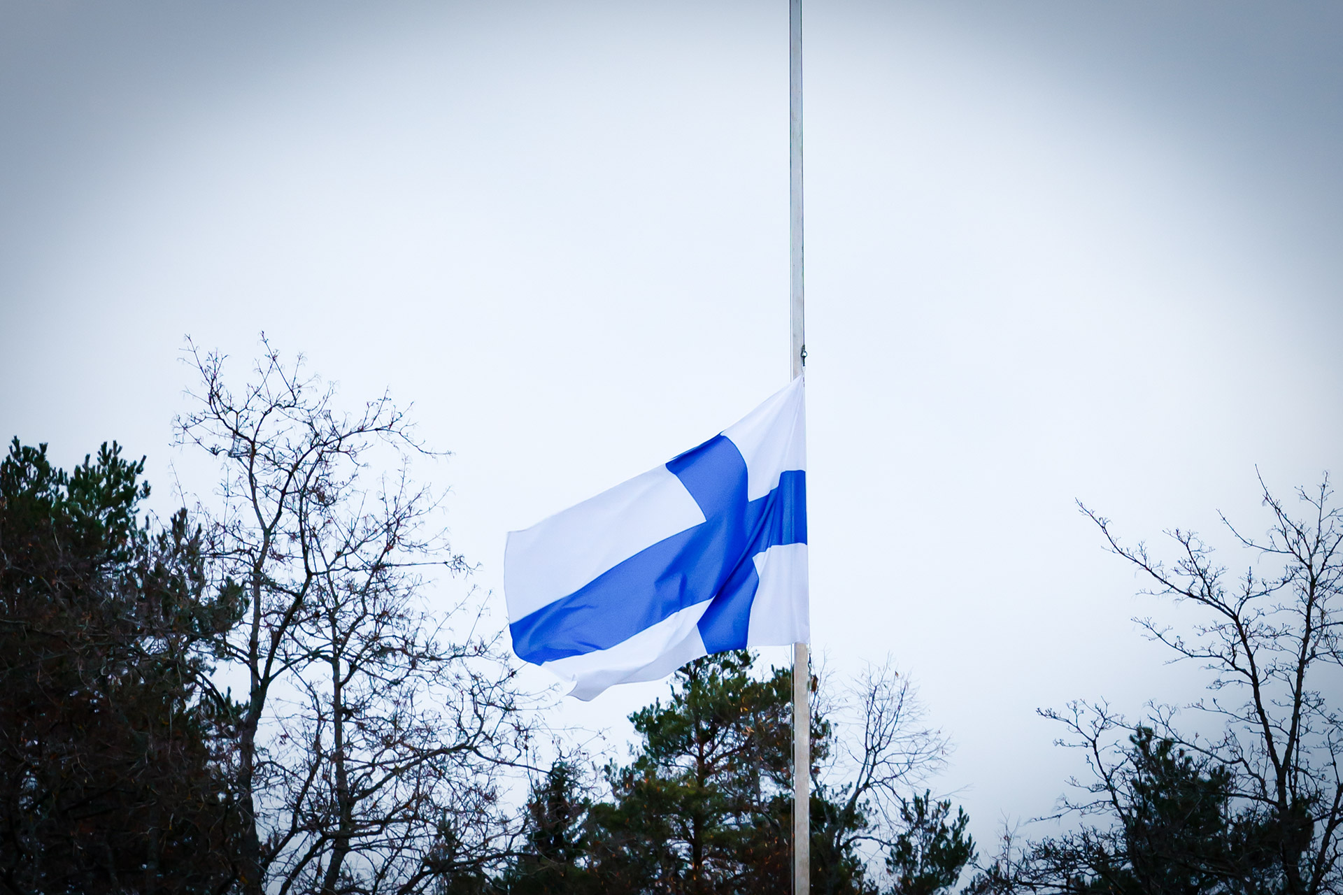 Suomenlippu puolitangossa.