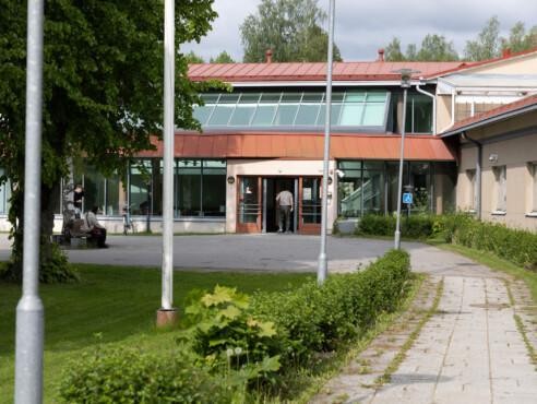 Juvan sosiaali- ja terveysasema, pääsisäänkäynti.