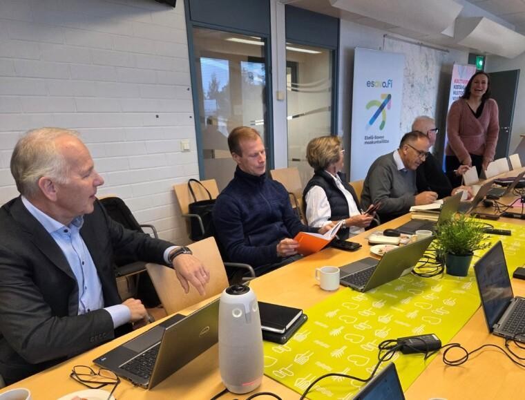 Maakuntajohtaja Heini Utunen käy tervehtimässä aluehallitusta