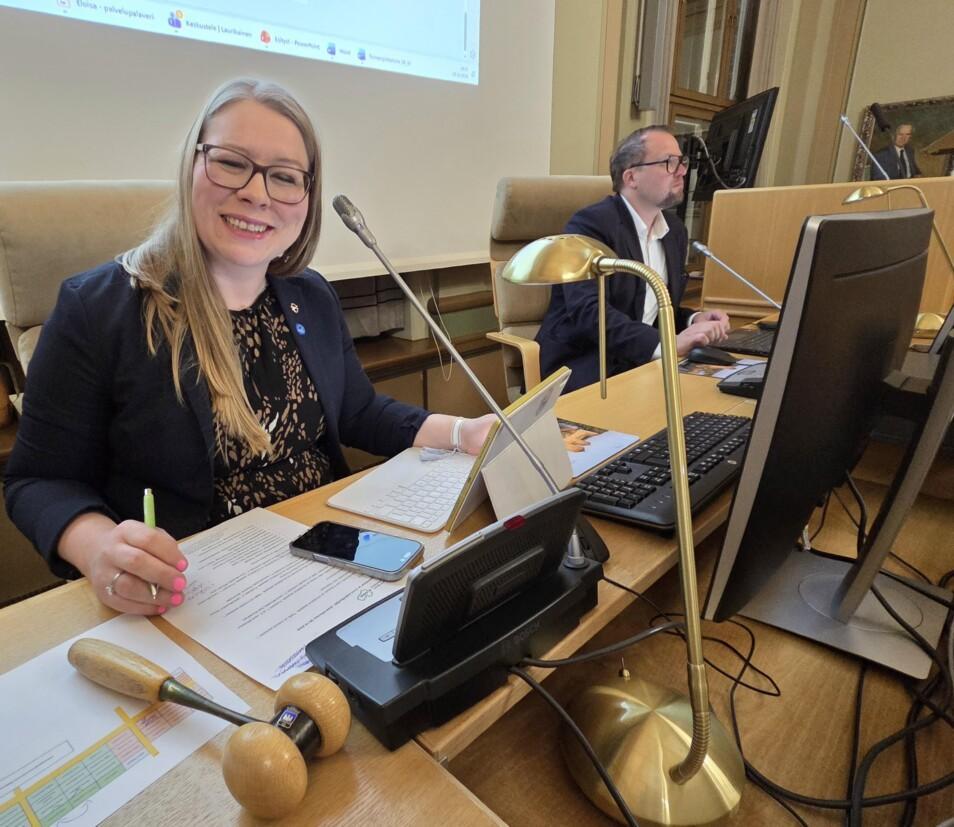 Anna-Kristiina Mikkonen johti puhetta aluevaltuuston kokouksessa.