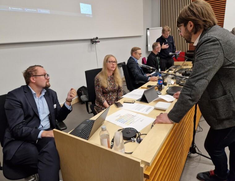 Anna-Kristiina Mikkonen ja virkamiehet